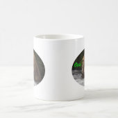 ヒグマのオーティスの魚釣り コーヒーマグカップ (中央)