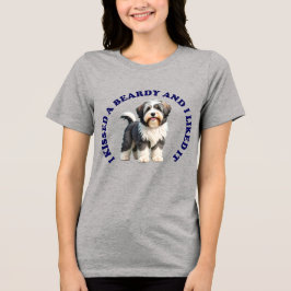 ヒゲの生えたコリーの子犬にキスをした トライブレンドTシャツ