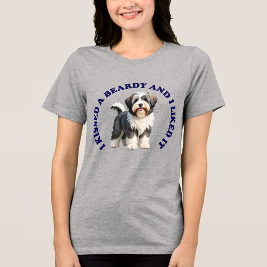 ヒゲの生えたコリーの子犬にキスをした トライブレンドTシャツ (正面)