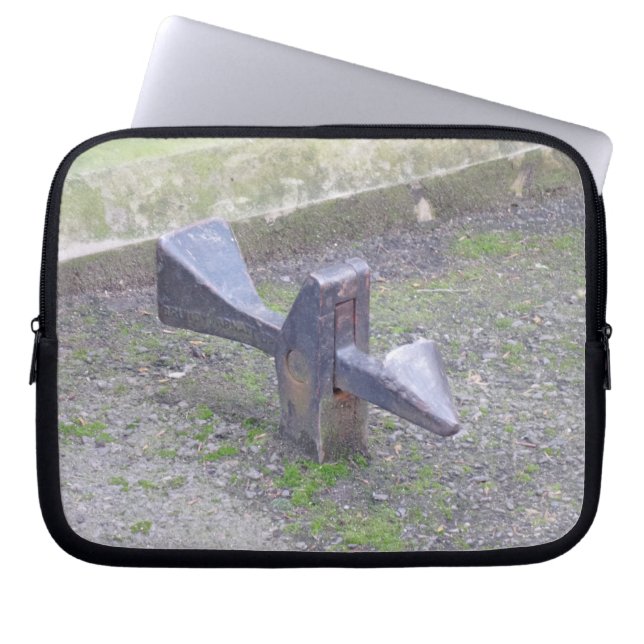 ヒストリックゲートロックネオプレンラップトップスリーブ10インチ ラップトップスリーブ (正面)