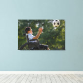 ヒスパニック少年8歳、サッカーボール付き車椅子 キャンバスプリント (インサイチュ (ウッドフロア))