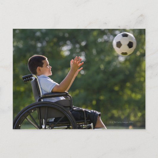 ヒスパニック少年8歳、サッカーボール付き車椅子 ポストカード (正面)