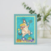 ヒス アンド フィッツのネコが誕生日スーツでケーキとろうそく ポストカード (スタンド正面)