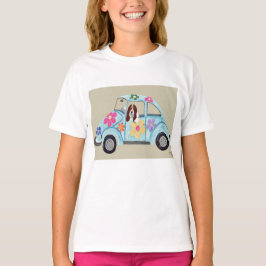 ヒッピーな車に乗ったバセットハウンド Tシャツ