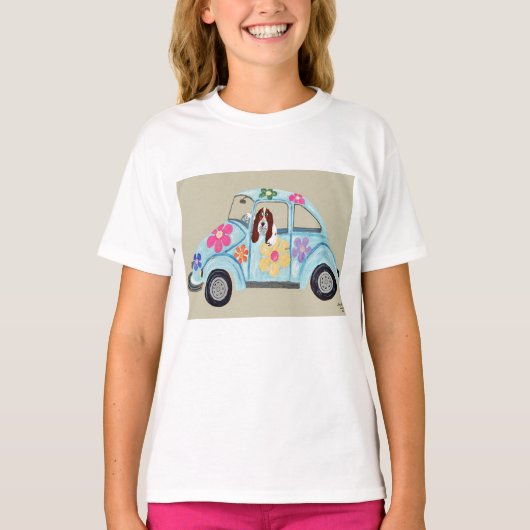 ヒッピーな車に乗ったバセットハウンド Tシャツ (正面)