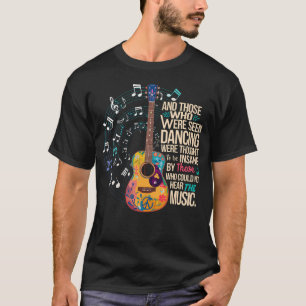 ヒッピーのギターと平和に踊る人々 Tシャツ