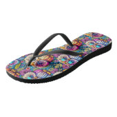 ヒッピートリップ（幻覚体験）のようなサイケデリックカラフルフクロウ ビーチサンダル (アングル)