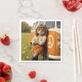 ヒッピー・ガール・キャットがレトロ・バンに寄り添う スタンダードカクテルナプキン (インサイチュ)