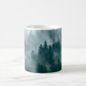 ヒップスターの森に覆われた霧の多いヴィンテージ コーヒーマグカップ (中央)