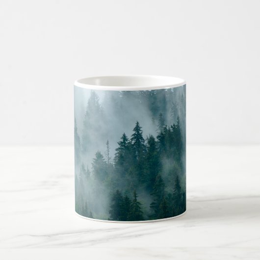 ヒップスターの森に覆われた霧の多いヴィンテージ コーヒーマグカップ (中央)