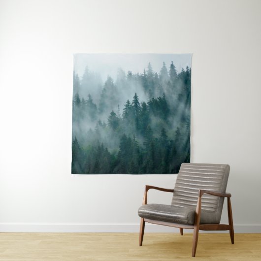 ヒップスターの森に覆われた霧の多いヴィンテージ タペストリー (インサイチュ)