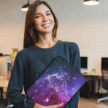 ヒップスターパープルグラデーションモンキーヘッド星雲 ラップトップスリーブ<br><div class="desc">宇宙カッコいい画像に追加されグラデーションた美しいアメジスト紫色の色合いの青からバラ色のピンク色の色合い。あなたのかわいらしギークの女のお気に入りの子への贈り物。2014年2月のモンキー星雲の写真は4月に発表された「NASAのハッブル宇宙望遠鏡の発射から24周年のお祝い（1990年4月24日）」。 モンキーヘッド星雲はNGC 2174やシャープレスSh2-252としても知られている。</div>