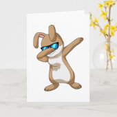 ヒップホップダンスのRabbitがDabを決める カード (黄色い花)