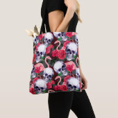 ヒトのスカルで、フラミンゴと紅バラの花を持つ海 トートバッグ (クローズアップ)