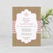 ヒトデの女の子のベビーシャワーはピンクのバーラップを誘います 招待状 (スタンド正面)