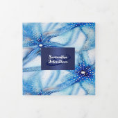 ヒトデの水の色のパターンのカップルビーチ写真 三つ折り招待状 (カバー)