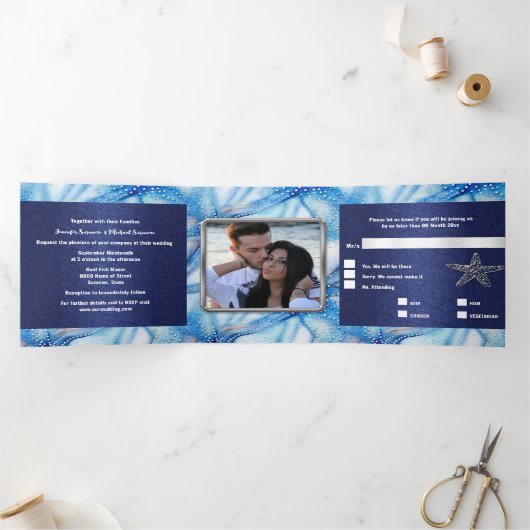 ヒトデの水の色のパターンのカップルビーチ写真 三つ折り招待状 (内部)