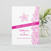 ヒトデの海の渦巻きピンクのビーチ結婚式の再スケジュール 招待状 (スタンド正面)