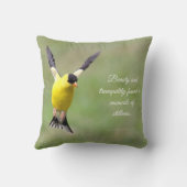 ヒナギクの上のキアゲハチョウ クッション (裏面)