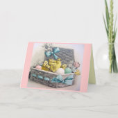 ヒナ、卵、花を持つイースターバスケット シーズンカード (正面)