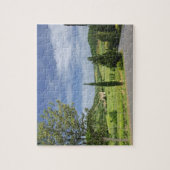 ヒノキの木々の間を曲がる田舎道 ジグソーパズル (縦)