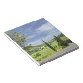 ヒノキの木々の間を曲がる田舎道 ノートパッド (アングル)