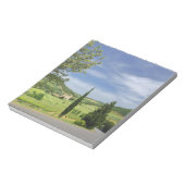 ヒノキの木々の間を曲がる田舎道 ノートパッド (回転)