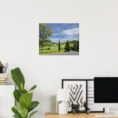 ヒノキの木々の間を曲がる田舎道 ポスター (ホームオフィス)