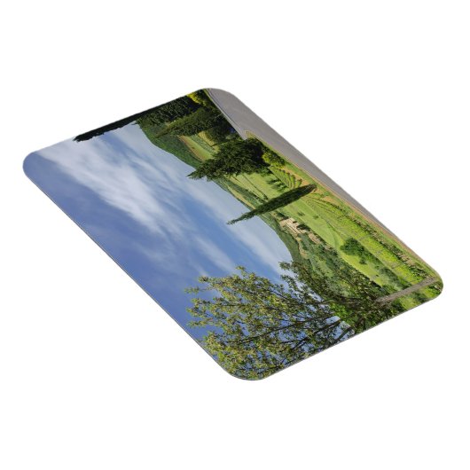 ヒノキの木々の間を曲がる田舎道 マグネット (右側)