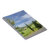 ヒノキの間を曲がる田舎道 ノートブック (右側)