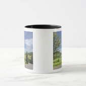 ヒノキの間を曲がる田舎道 マグカップ (中央)