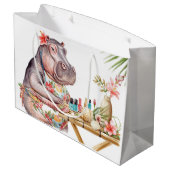 ヒポがビーチでマニキュアをしている ラージペーパーバッグ (裏面アングル)