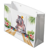 ヒポがビーチでマニキュアをしている ラージペーパーバッグ (正面アングル)