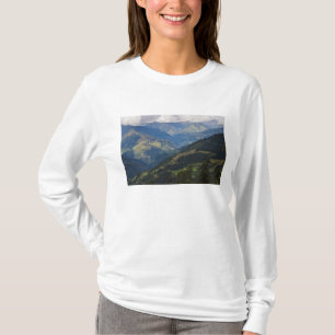 ヒマラヤの農地と村 Tシャツ