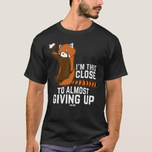 ヒマラヤ山脈の赤いパンダ Tシャツ
