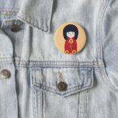 ヒマワリが付いているKokeshiの人形 缶バッジ (インサイチュ)