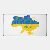 ヒマワリとウクライナ国旗を持つウクライナの地図 デスクマット (正面)