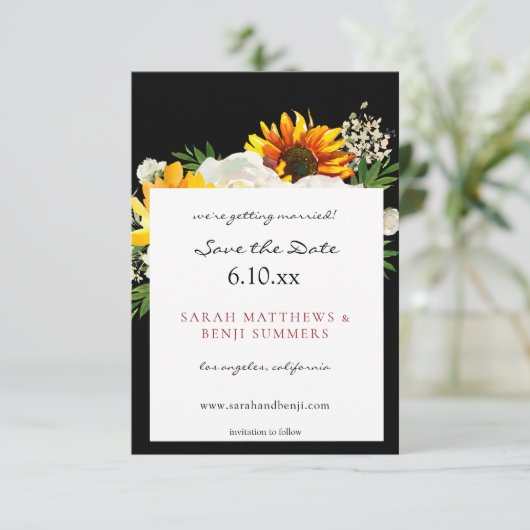 ヒマワリとホワイトローズアートフローラ – 黒 セーブザデート (スタンド正面)