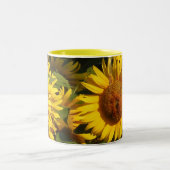 ヒマワリによっては花の庭のマグが開花します ツートーンマグカップ (中央)