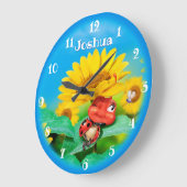 ヒマワリに雪を降らせている美しいラディバグ。 ラージ壁時計 (傾斜)