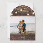 ヒマワリの写真と木とライト日付の弧を保存 招待状 (裏面)