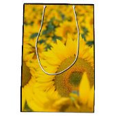 ヒマワリの黄色のフィールド写真 ミディアムペーパーバッグ (裏面)