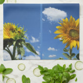 ヒマワリは黄色い青空の白い小さな輝きを放つ キッチンタオル (折り畳み)