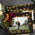 ヒマワリバラの納骨木は日付結婚を保存 案内ポストカード<br><div class="desc">黄色い金ゴールドのヒマワリ、マルーンのバラ、暗い茶色の納屋の木の写真に輝エレガントく光の文字列は日付のハガキを保結婚存する。         あなたの名前と文字でパーソナライズする簡単!          夏や秋のフローラに適した秋/庭の裏庭の素朴な国や農家をテーマにした結婚式。</div>