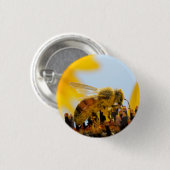 ヒマワリボタンの花粉上塗を施してある蜂蜜の蜂 缶バッジ (正面&裏面)