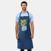ヒマワリ水彩フローラネイビーブルーホワイト（名前付き） エプロン (着用した状態)