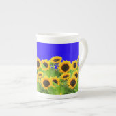 ヒマワリMugウクライナ国旗の色 ボーンチャイナマグカップ (正面右)