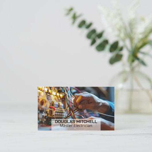 ヒューズボックスでワイヤを操作する電気技師 名刺 (スタンド正面)