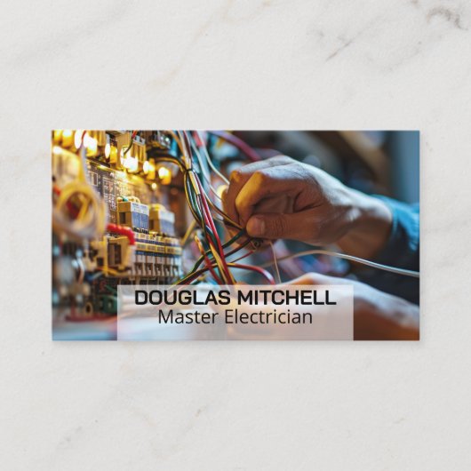 ヒューズボックスでワイヤを操作する電気技師 名刺 (正面)