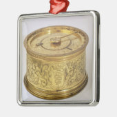 ヒューズ付き最初の春駆動クロック, 1525 メタルオーナメント (左)